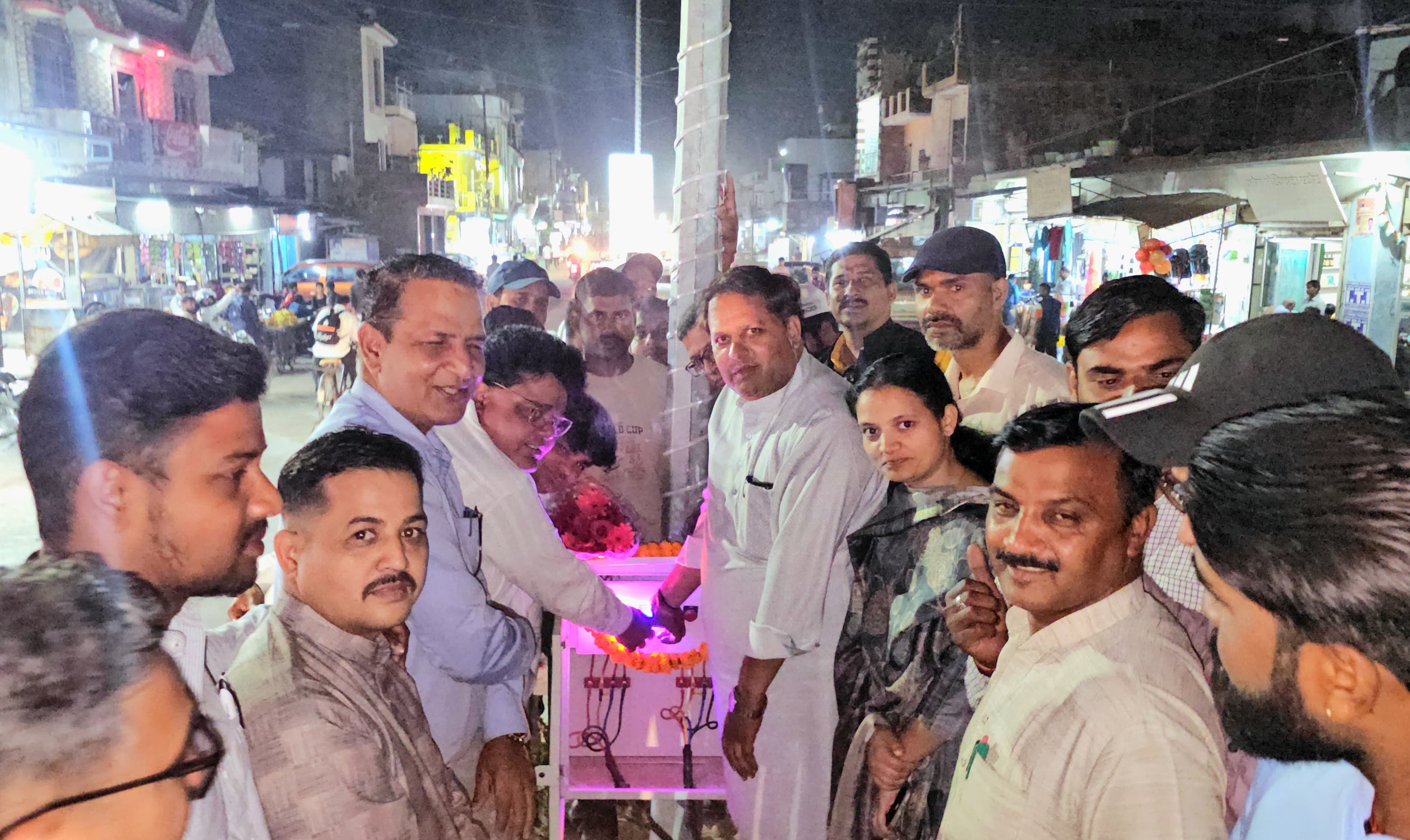 ट्रांजिट कैंप मुख्य मार्ग पर नगर निगम की ओर से लगे देने लाइट का महापौर विकास शर्मा ने बटन दबाकर शुभारंभ किया